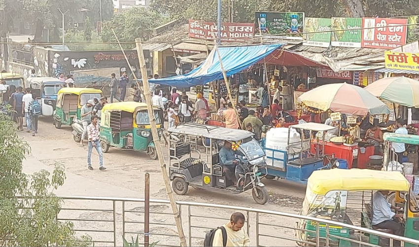 रेलवे स्टेशन के बाहर ‘कब्जों का साम्राज्य’, प्रशासन मूकदर्शक